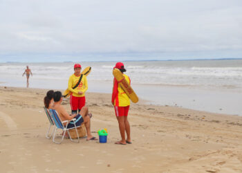 São Luís/MA – Banhistas aproveitam praias da capital com segurança reforçada durante o feriadão