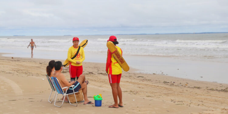 São Luís/MA – Banhistas aproveitam praias da capital com segurança reforçada durante o feriadão
