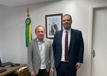 Rodrigo Lago discute estratégias de inclusão digital durante reunião em Brasília