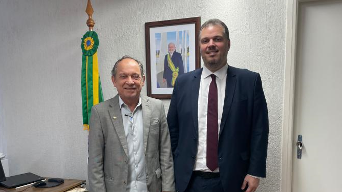 Rodrigo Lago discute estratégias de inclusão digital durante reunião em Brasília