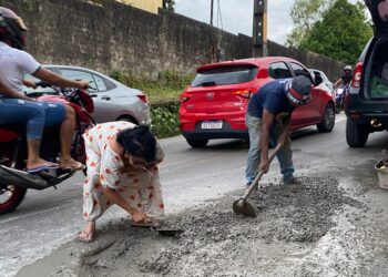 A incansável Vereadora de São Luís, Fátima Araújo, junta-se a moradores do Pirapora e mete a mão na massa em tapa buracos.