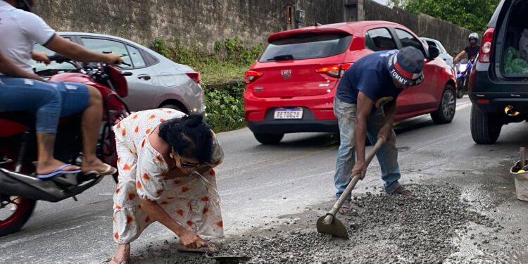 A incansável Vereadora de São Luís, Fátima Araújo, junta-se a moradores do Pirapora e mete a mão na massa em tapa buracos.