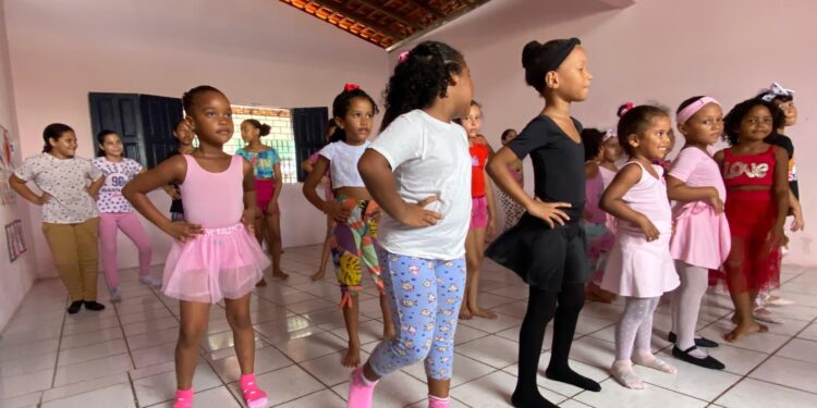 Fátima Araújo inaugura novo polo do seu projeto balé no bairro Santo Antônio
