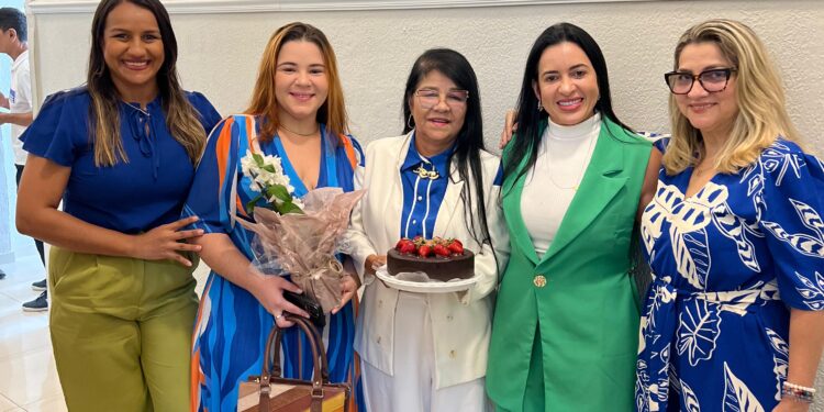 SURPRESA: Fátima Araújo aniversaria e recebe homenagem de Andréia Brandão na Câmara municipal