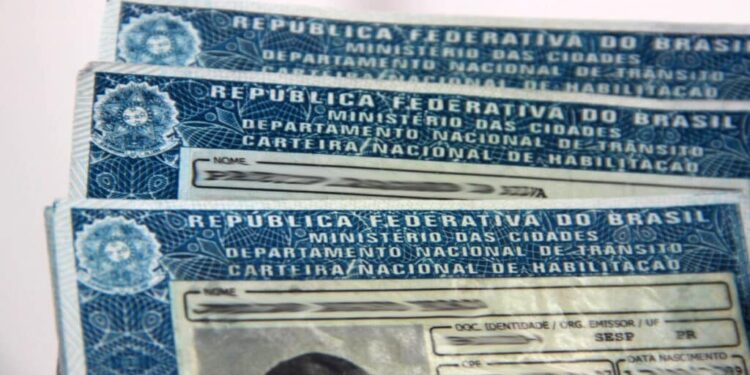 Brasília – Novas regras de trânsito em 2024: Carteira simplificada, suspensão de habilitação e CNH Social!