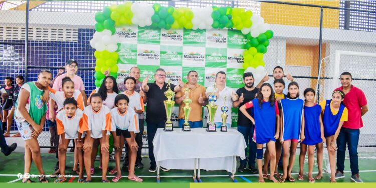 MATÕES DO NORTE: Prefeito Solimar Alves é recebido com “Aplausos e Festa” na inauguração da Quadra Poliesportiva no povoado Pedras.