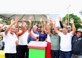 ICATU: Prefeito Walace Azevedo não mede esforços e entrega praças e calçamento no povoado Ribeira