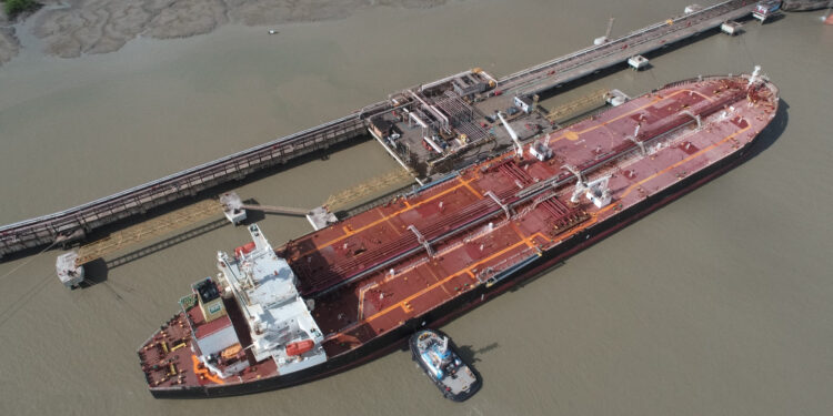 São Luís/MA – Porto do Itaqui recebe um dos maiores navios brasileiros de transporte de combustíveis