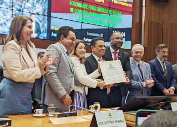 Na Grande Ilha / Por unanimidade a Assembleia Legislativa concede Título de ‘Cidadão Maranhense’ a Maurício Ribeiro Martins.