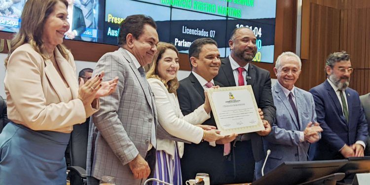 Na Grande Ilha / Por unanimidade a Assembleia Legislativa concede Título de ‘Cidadão Maranhense’ a Maurício Ribeiro Martins.