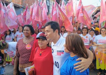 NA GRANDE ILHA / “SUCESSO” Vereadora Fátima Araújo arrasta multidão em caminhada com a presença do candidato a prefeito de São Luís DUARTE JÚNIOR.