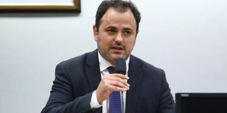 Brasília – “Não dá para jogar mole com a extrema-direita violenta”, diz Glauber Braga