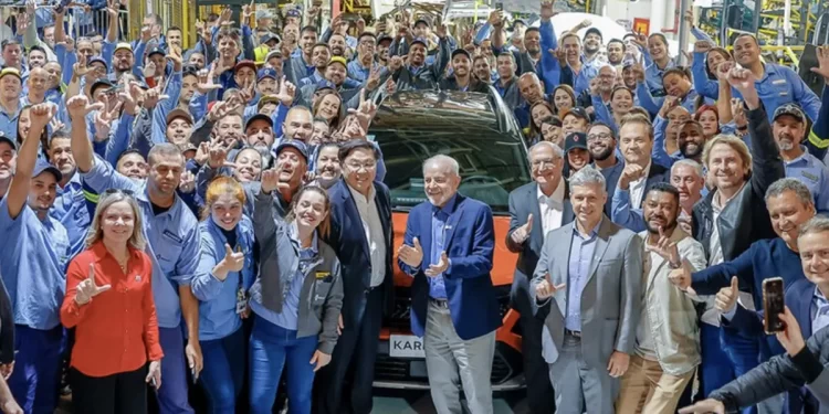 Brasília – Lula celebra retomada do mercado automobilístico no Brasil