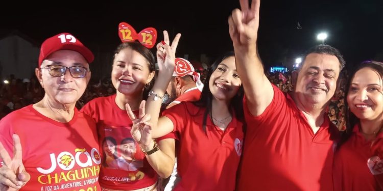 BEZALIEL E CHAGUINHA no povoado Bom Sucesso em Mata Roma, mostram a potência da ONDA VERMELHA do 12 liderada por jovens pedindo mudanças.