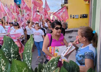 FATIMA ARAÚJO em campanha com o candidato a prefeito de São Luís Duarte Júnior, percorrem as ruas da VILA LOBAO na terça-feira 03