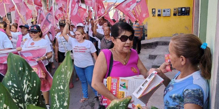 FATIMA ARAÚJO em campanha com o candidato a prefeito de São Luís Duarte Júnior, percorrem as ruas da VILA LOBAO na terça-feira 03