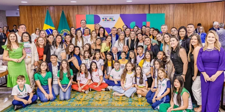 Lula destaca o Nordeste como símbolo do desenvolvimento e da educação em evento de escolas nota 10 no Ideb