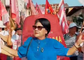 VEREADORA FATIMA ARAÚJO EM CAMPANHA PORTA A POTA DISTRIBUINDO CONFIANÇA.