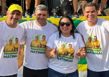 MATINHA – Comemorando a vitória: Nilton Everton e Cabeça de Sebastião celebram a chegada à prefeitura com a população.