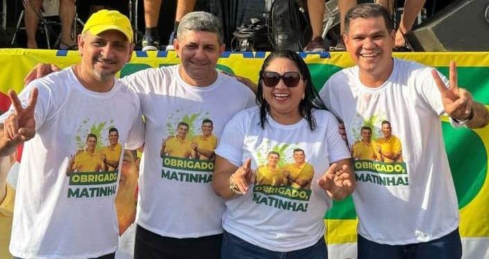 MATINHA – Comemorando a vitória: Nilton Everton e Cabeça de Sebastião celebram a chegada à prefeitura com a população.