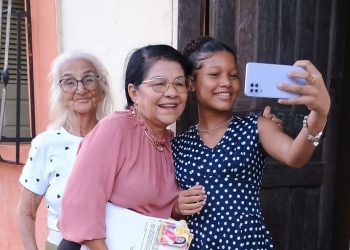 O RESIDENCIAL JOÃO ALBERTO recebeu com aplausos o grupo de FÁTIMA ARAÚJO e sua mãe dona Edite em caminhada eleitoral.