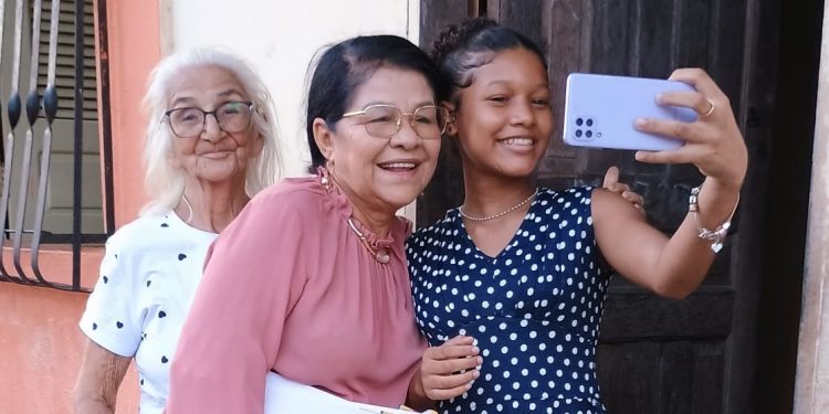 O RESIDENCIAL JOÃO ALBERTO recebeu com aplausos o grupo de FÁTIMA ARAÚJO e sua mãe dona Edite em caminhada eleitoral.