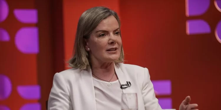 Gleisi garante que cumprirá mandato na presidência do PT até o fim