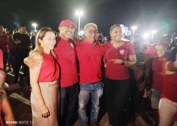 BEQUIMÃO – O prefeito eleito Zé Martins é recebido com festa e muitos aplausos em caminhada pelas ruas da cidade, após dupla vitória.