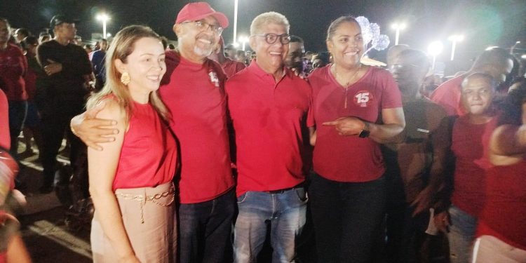 BEQUIMÃO – O prefeito eleito Zé Martins é recebido com festa e muitos aplausos em caminhada pelas ruas da cidade, após dupla vitória.