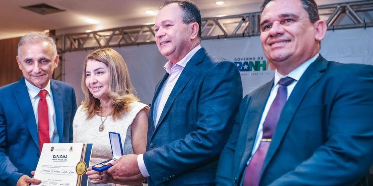 Iracema Vale recebe mais alta honraria da Polícia Civil do Maranhão