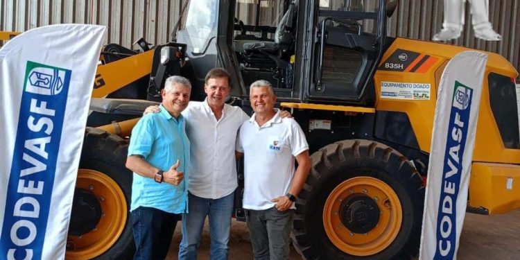 ICATU/MA – Prefeito Walace adquiri pá carregadeira com recursos de emenda do Deputado Aluísio Mendes