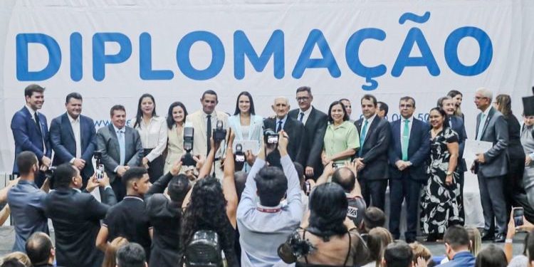 Em Santa Rita / Prefeitos eleitos de Bacabeira , Naila Gonçalo e Milton Gonçalo de Santa Rita são diplomados em solenidade única realizada ontem, 6 de dezembro no Centro de Convenções