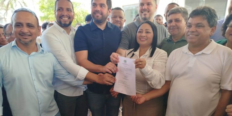 MATINHA / Com a presença de deputados federais e estaduais, Linielda de Eldo entrega pavimentação asfáltica em bloquetes e novo prédio da Câmara na cidade.