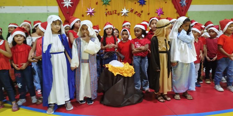 E NA GRANDE ILHA / O Instituto Bom Pastor Celebra a Cantata Natalina da Educação Infantil Refletindo o Espírito Natalino e União Entre alunos, famílias e comunidades.