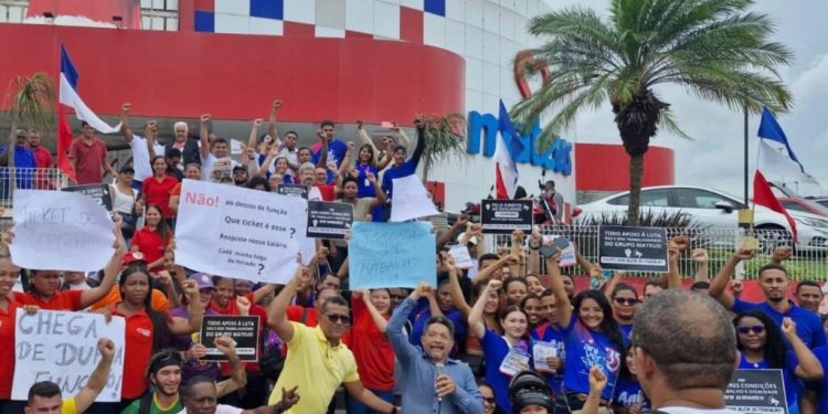 São Luís/MA – Protesto de trabalhadores do Supermercado Mateus aponta para diferentes denúncias