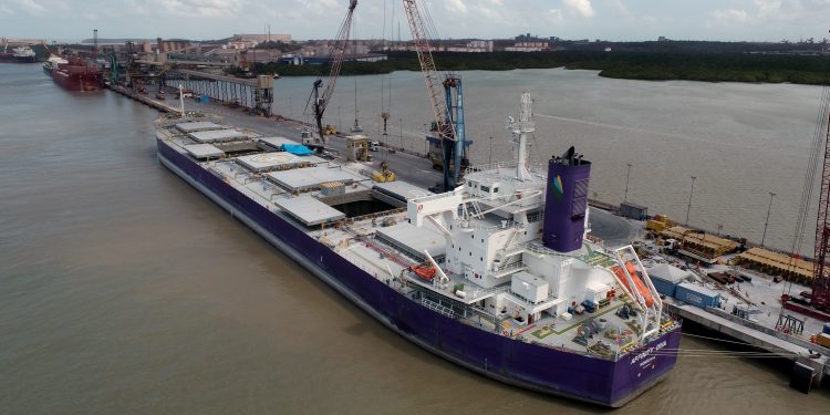 São Luís/MA – Porto do Itaqui movimenta recorde histórico: maior lote de fertilizantes descarregado em navio de grande porte