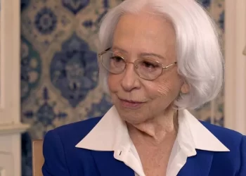Veja a reação da atriz Fernanda Montenegro ao ver a filha Fernanda Torres ganhar o Globo de Ouro (vídeo)