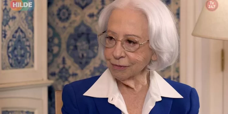 Veja a reação da atriz Fernanda Montenegro ao ver a filha Fernanda Torres ganhar o Globo de Ouro (vídeo)