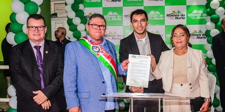 MATÕES DO NORTE / Solimar Alves e Luza Paiva tomam posse como prefeito e vice.