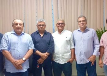 NA GRANDE ILHA – Prefeito de Bequimão Zé Martins defende construção de diques e barragens em reunião com Secretário de Desenvolvimento Econômico Zé Reinaldo Tavares