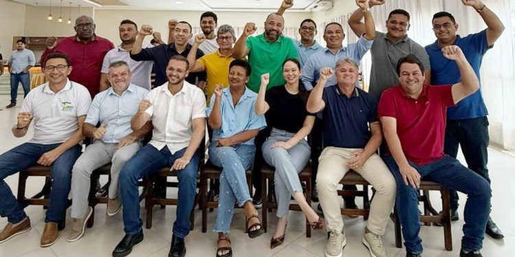 Bacabal/MA – Roberto Costa avança na disputa pela FAMEM em encontro com 16 prefeitos em Santa Inês