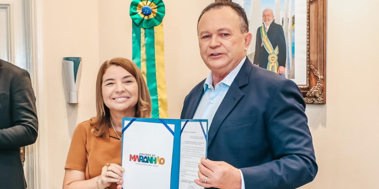 São Luís/MA – Iracema Vale participa da assinatura de MP que reajusta salário dos professores da educação básica