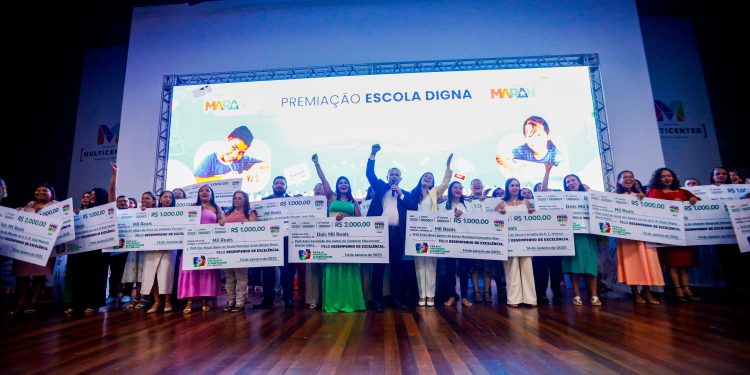 São Luís/MA – Governo premia professores e escolas que se destacaram em 2024 e entrega equipamentos para ano letivo 2025