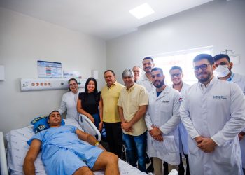 São Luís/MA – Brandão visita policial Jefferson Castelo Branco, que recebeu alta hospitalar após ser baleado