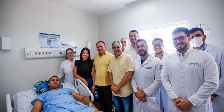 São Luís/MA – Brandão visita policial Jefferson Castelo Branco, que recebeu alta hospitalar após ser baleado