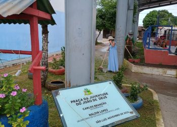 FATIMA ARAÚJO FAZ MUTIRÃO DE LIMPEZA NA PRAÇA DO JOÃO DE DEUS