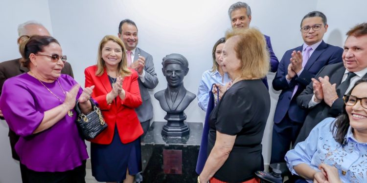 Alema homenageia professora Rosa Castro com busto e renomeação da Escola do Legislativo