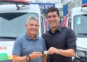 PREFEITO WALACE AZEVEDO RECEBE AMBULÂNCIA O KM PARA O MUNICIPIO DE ICATU DURANTE ENCONTRO DE PREFEITOS.