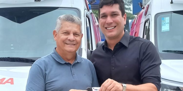 PREFEITO WALACE AZEVEDO RECEBE AMBULÂNCIA O KM PARA O MUNICIPIO DE ICATU DURANTE ENCONTRO DE PREFEITOS.