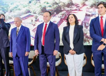 Iracema Vale prestigia cerimônia de lançamento do selo em comemoração aos 40 anos da redemocratização